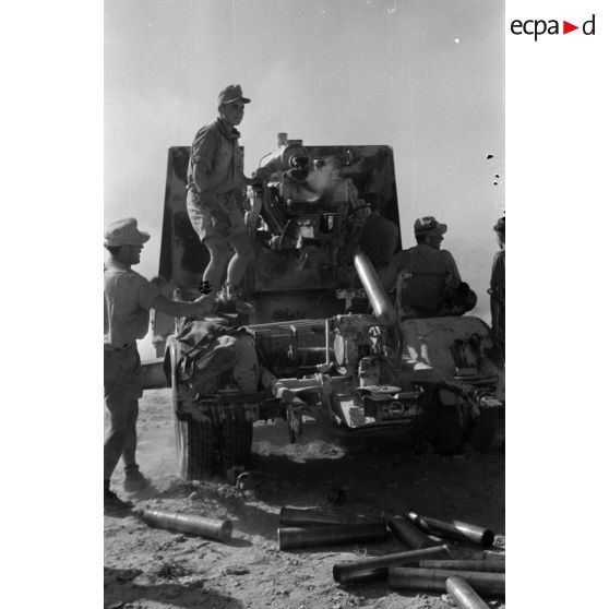 Ejection d'une douille de 8,8 cm d'un canon FlaK 18.