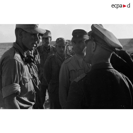 Les généraux Rommel et Gause en conversation avec les soldats de la position.