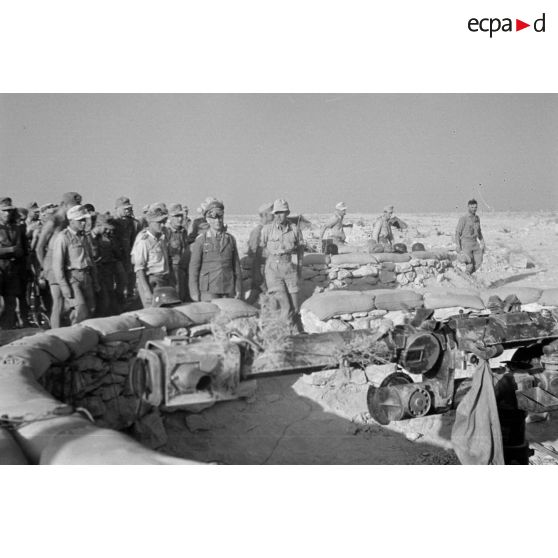 Le général Erwin Rommel inspecte le télémètre d'artillerie (Entfernungsmesser) qui guide les canons vers leur objectif.