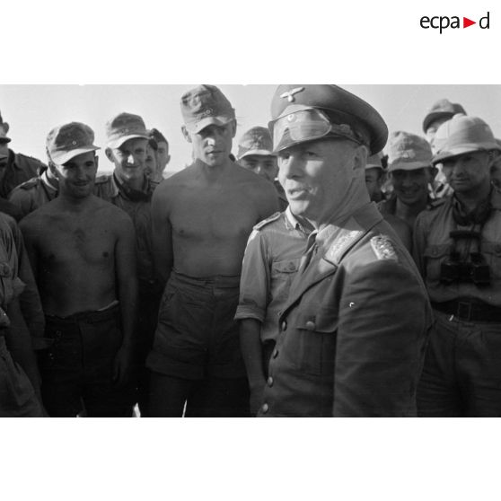 Le général Erwin Rommel rencontre les soldats d'une position allemande.