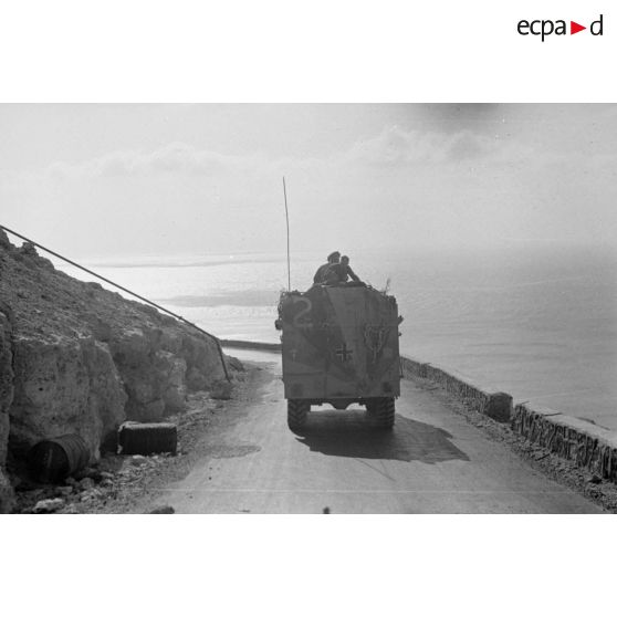 Un command car AEC Dorchester baptisé "Mammoth", portant le chiffre 2, roule sur la via Balbia, le long de la mer.