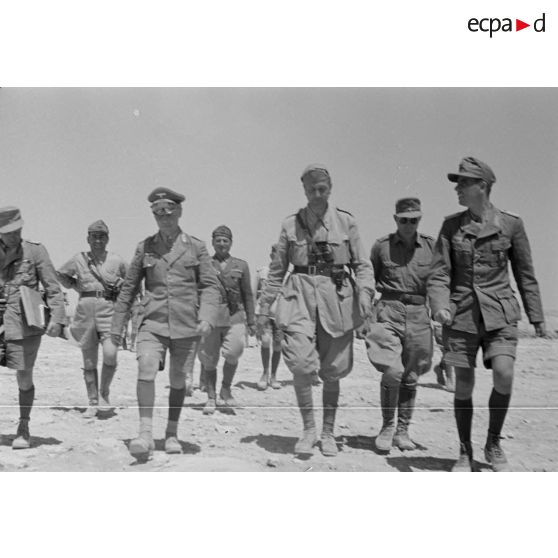 Le général Erwin Rommel et le Maggiore Pardi suivis d'officiers allemands et italiens.