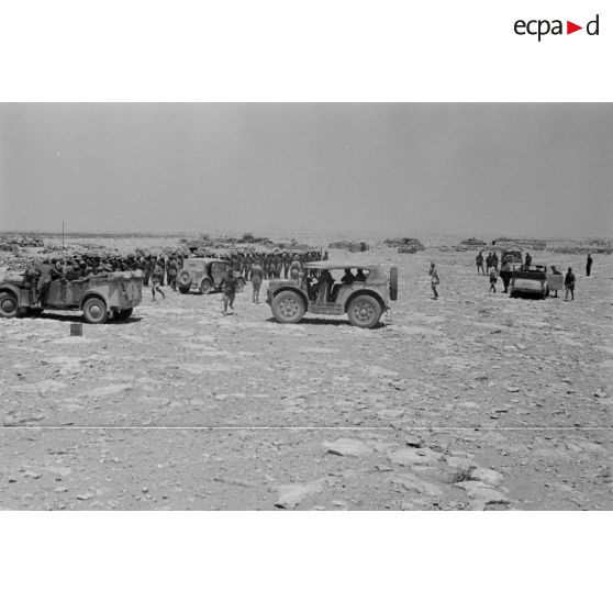 Durant la prise d'armes, les soldats italiens et les voitures Kfz-21, Kfz-12, Kfz-2, et Fiat 508.