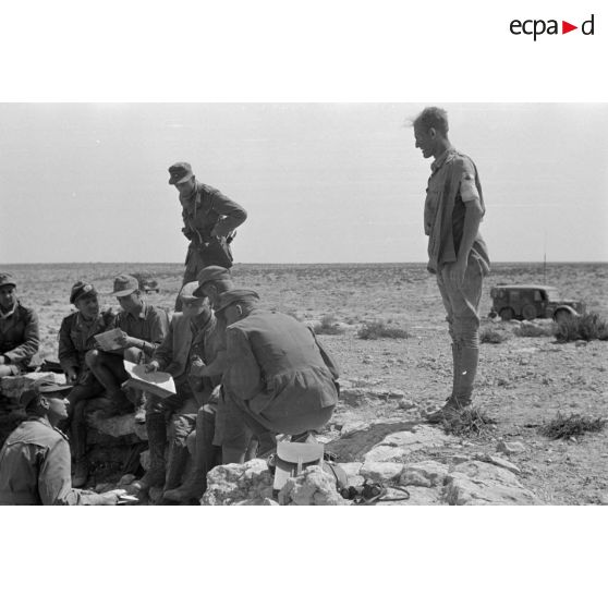 Le général (Generalmajor) Johann von Ravenstein, commandant la 5-Le.Div. (5. leichte Panzer-Division) en réunion d'état-major.