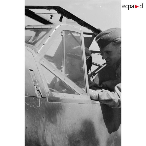 L'Oberfeldwebel Friedrich Koerner du 2-JG-27 s'installe dans son avion Messerschmitt Me-109-E7.