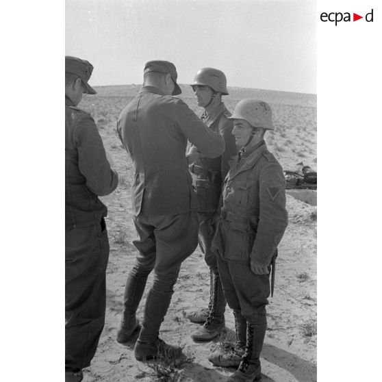 Un colonel (Oberst) remet la croix de fer de 1re classe à deux soldats du Génie allemand.