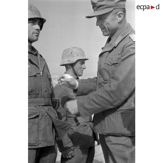 Un colonel (Oberst) remet la croix de fer de 1re classe à deux soldats du Génie allemand.