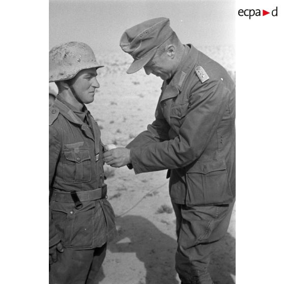 Un colonel (Oberst) remet la croix de fer de 1re classe à deux soldats du Génie allemand.