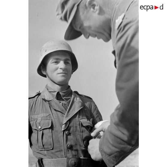 Un colonel (Oberst) remet la croix de fer de 1re classe à deux soldats du Génie allemand.