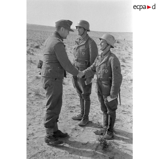 Félicitations d'un Leutnant qui serre la main à l'un des décorés.