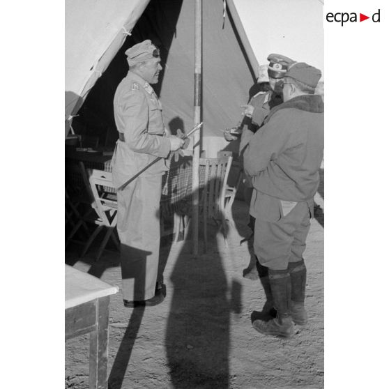 Le maréchal (Generalfeldmarschall) Albert Kesselring et le général d'armée Ugo Cavarello parlent en compagnie d'un Major près d'une tente.