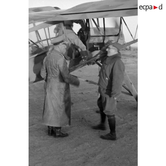 Le maréchal Kesselring et le général Cavarello saluent Rommel puis montent dans l'avion Fi-156 Storch.