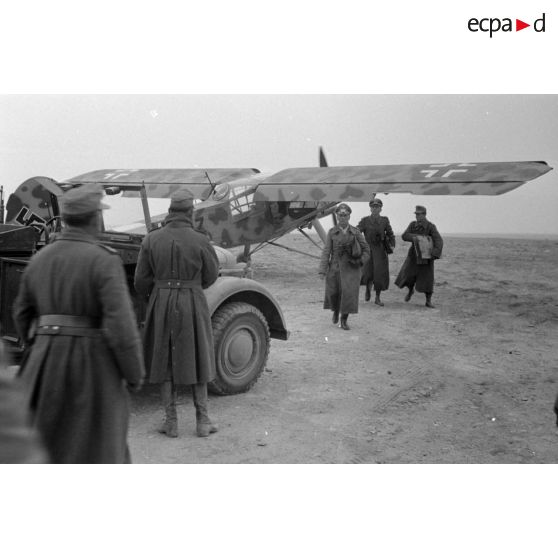 Le général Erwin Rommel descend d'un avion de liaison Fi-156 Storch et rejoint des officiers qui le saluent.