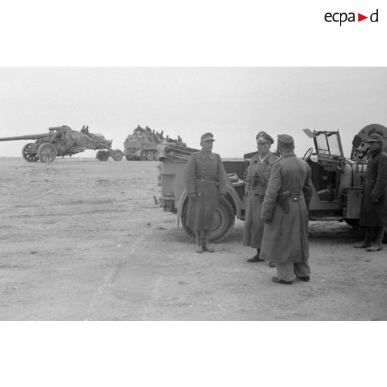 Le général Erwin Rommel et deux officiers devant une voiture Kfz-16.