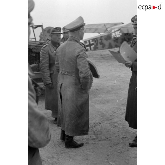 Le général Erwin Rommel entouré d'officiers dont un appartenant à la Luftwaffe et l'Oberstleutnant Westphal.