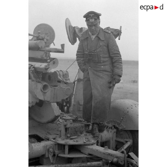 Le général Erwin Rommel inspecte un canon britannique Ordnance QF 3,7 In.