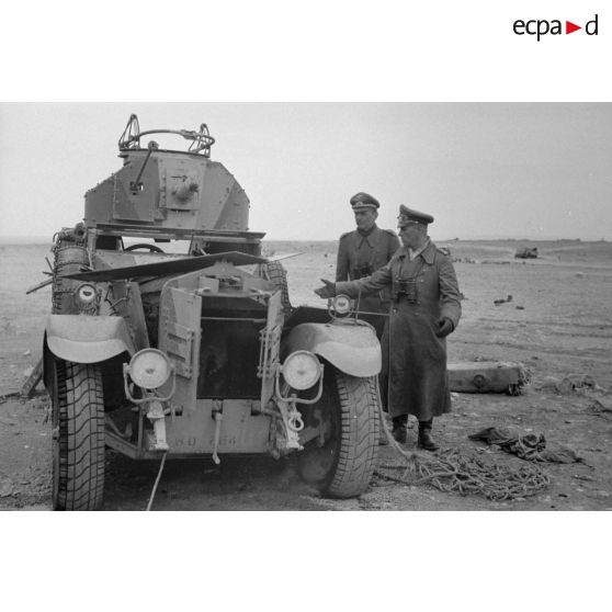 Le blindé britannique Rolls-Royce armoured car est inspecté par le général Erwin Rommel et l'Oberstleutnant Westphal.