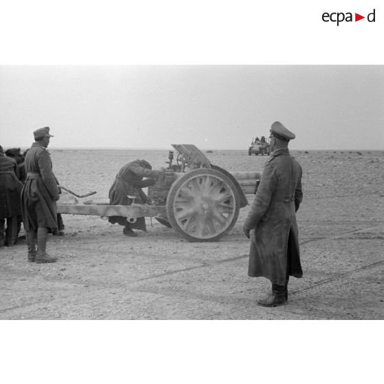 Le général Erwin Rommel fait mettre en batterie des canons italiens Obice da 100/17 modello 14.