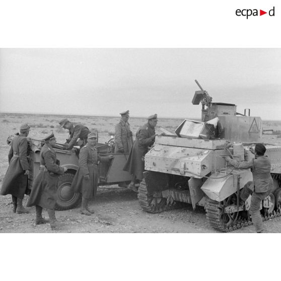 Le général (General der Panzertruppe) Erwin Rommel inspecte un char britannique M3 détruit.