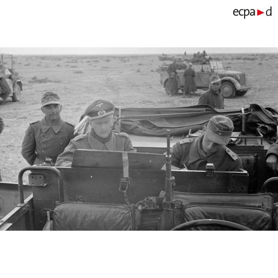 Avec l'aide d'un lieutenant (Oberleutnant), le colonel (Oberstleutnant) Westphal effectue son travail d'état-major dans une voiture Kfz-16.