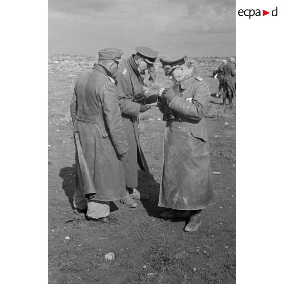 Le général (General der Panzertruppe) Erwin Rommel et le colonel (Oberstleutnant) Siefried Westphal, en compagnie d'un officier d'un officier de la Luftwaffe.