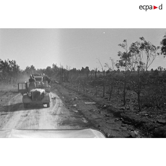 Sur la route, le caméraman Hans Ertl filme la progression des véhicules dont un blindé Sd.kfz-263.