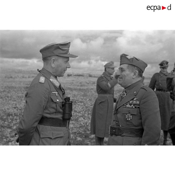 Le général (Generalleutnant) Nehring, commandant le DAK, en conversation avec le général italien Ugo Cavarello.