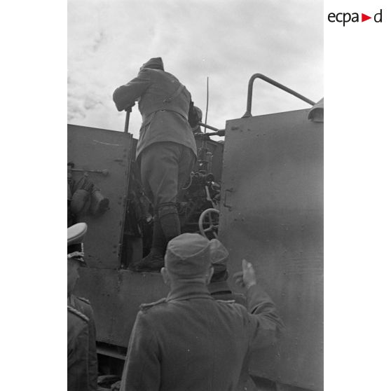 Le général Cavarello inspecte un blindé SdKfz-6 équipé d'un canon de 7,62 cm PaK (r).