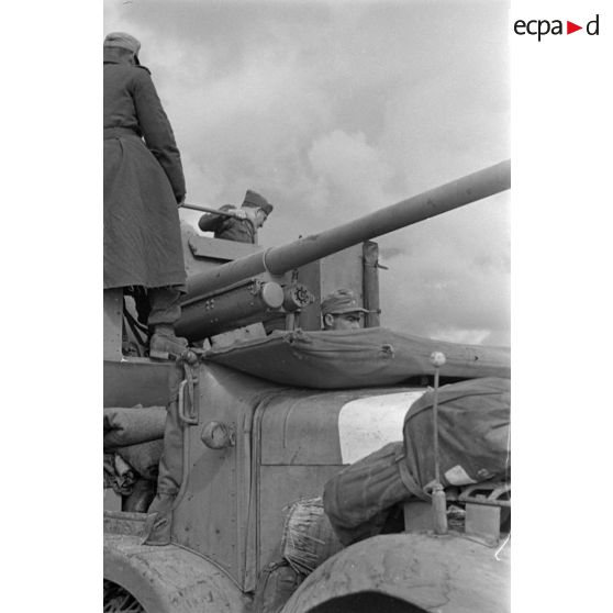 Le général Cavarello inspecte un blindé SdKfz-6 équipé d'un canon de 7,62 cm PaK (r).