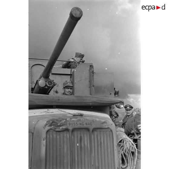 Le général Cavarello inspecte un blindé SdKfz-6 équipé d'un canon de 7,62 cm PaK (r).