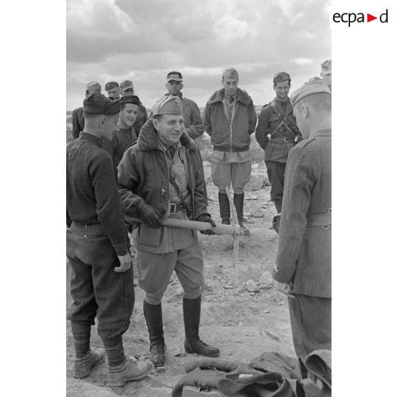 Le général Ettore Bastico, une pioche à la main, entouré d'officiers et de soldats italiens.