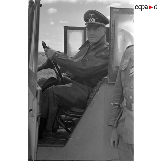 Le général Ludwig Crüwell au volant d'une voiture Horch Kfz-15.