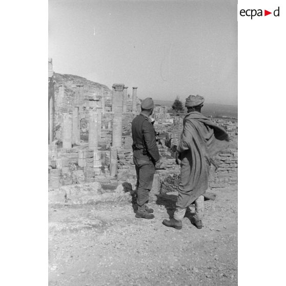 Un sous-officier (Unteroffizier) visite les ruines de Cyrene, après avoir discuté avec un civil libyen.