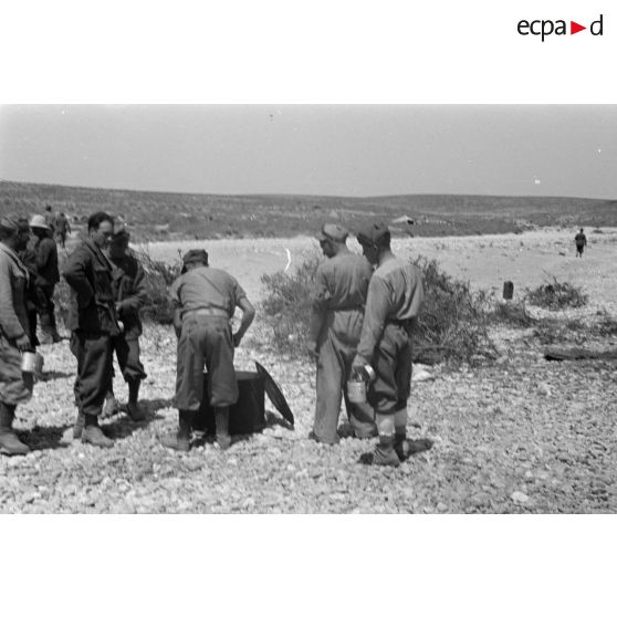 Un groupe de soldats italiens près d'un chaudron.