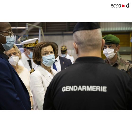 La ministre des Armées Florence Parly rencontre des gendarmes aux côtés de la députée Françoise Dumas sur la base aérienne (BA) 367 de Cayenne-Rochambeau, en Guyane française.