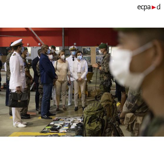 Un officier du 3e régiment étranger d'infanterie (3e REI) présente le matériel de survie en jungle équatoriale à la ministre des Armées Florence Parly sur la base aérienne (BA) 367 de Cayenne-Rochambeau, en Guyane française.