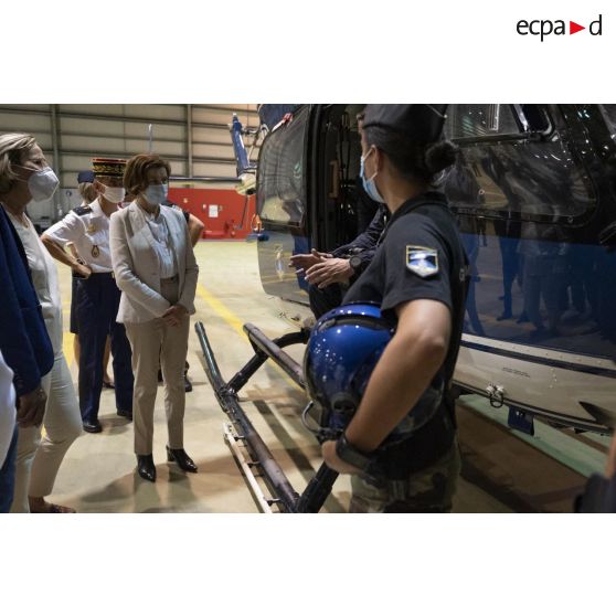 La ministre des Armées Florence Parly échange avec les pilotes d'un hélicoptère Eurocopter EC-145 du groupement d'intervention de la gendarmerie nationale (GIGN) sur la base aérienne (BA) 367 de Cayenne-Rochambeau, en Guyane française.