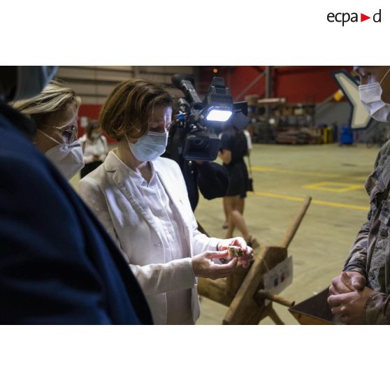 La ministre des Armées Florence Parly examine une pierre extraite d'un site d'orpaillage illégal aux côtés de la députée Françoise Dumas sur la base aérienne (BA) 367 de Cayenne-Rochambeau, en Guyane française.