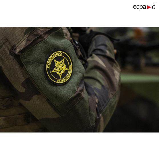 Patch d'épaule du commando de recherche et d'action en jungle (CRAJ) sur le treillis d'un marsouin du 9e régiment d'infanterie de marine (9e RIMa) sur la base aérienne (BA) 367 de Cayenne-Rochambeau, en Guyane française.