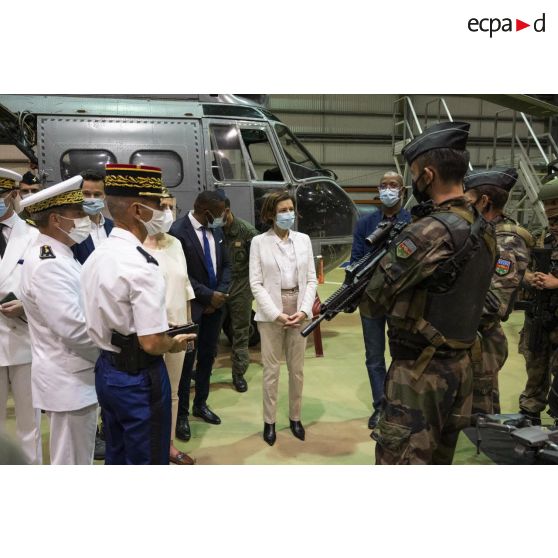 La ministre des Armées Florence Parly s'entretient avec des gendarmes sur la base aérienne (BA) 367 de Cayenne-Rochambeau, en Guyane française.