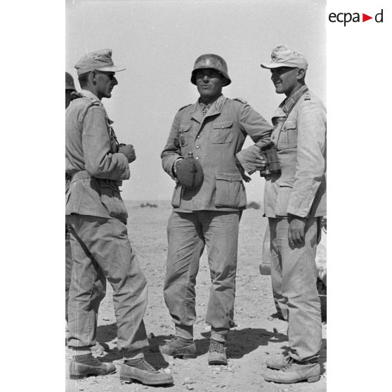 Le Major Georg Briel, commandant du Heeres-Flak-Bataillon 606, en discussion avec ses officiers.