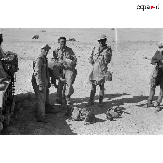 Des prisonniers sont fouillés par des soldats allemands près d'un chasseur de char Panzerjäger (Pz-jaeger-I).