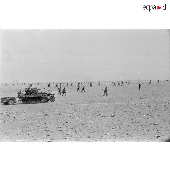 L'infanterie allemande progresse, appuyée par des semi-chenillés Sd.kfz-10/5 avec canon de 2 cm FlaK 38.