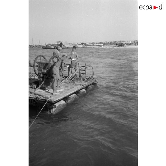 Travail d'une équipe autour d'un scaphandrier allemand qui plonge dans les eaux du port.