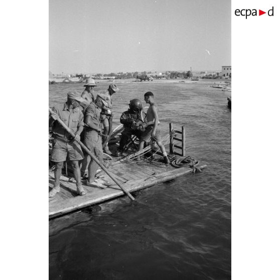 Travail d'une équipe autour d'un scaphandrier allemand qui plonge dans les eaux du port.