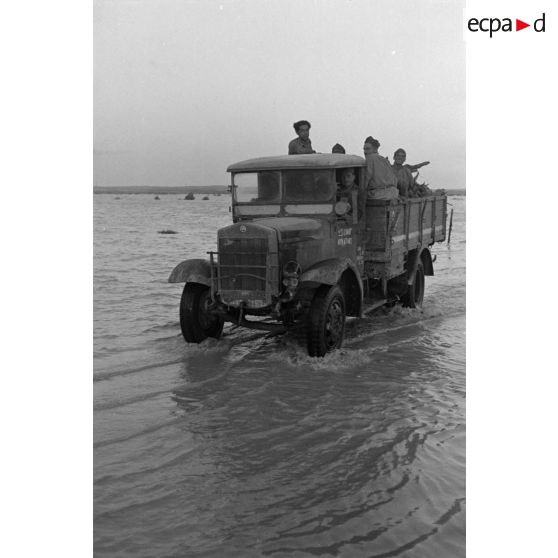 Un camion Fiat SPA 38 R italien de la 23e compagnie du génie.