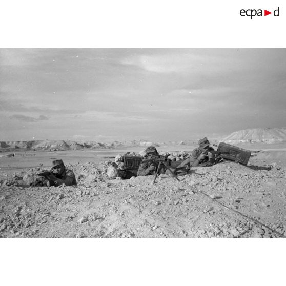 Des soldats italiens dotés d'une mitrailleuse Breda M30 et de fusils Carcano en position.