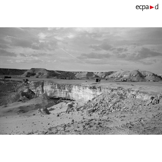 Dans le secteur de la 90-leichte-Division et du XXIe corps italien, des paysages et des soldats italiens le long de la route côtière.