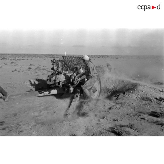 Une pièce Pak 36 (r) de 76,2 mm d'origine soviétique en action.