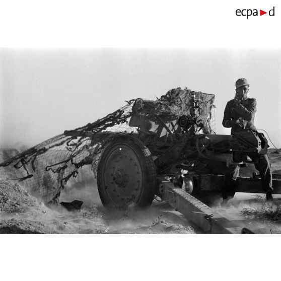 Une pièce Pak 36 (r) de 76,2 mm d'origine soviétique en action.